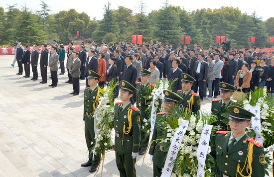 太仓市举行祭扫革命烈士陵园活动