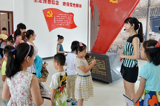 参观第一党支部纪念馆