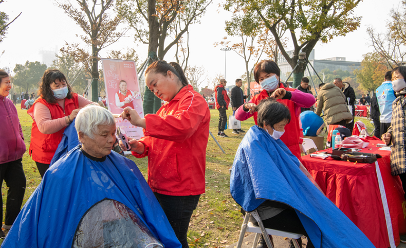庆祝第38个国际志愿者日 文明实践 温暖秋冬