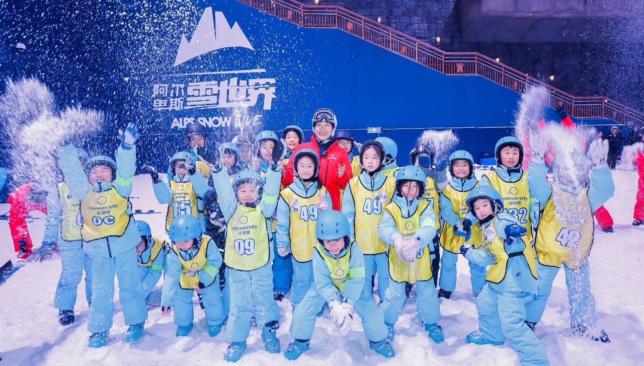 开启城市微度假之旅 奥运冠军徐梦桃来太体验冰雪运动
