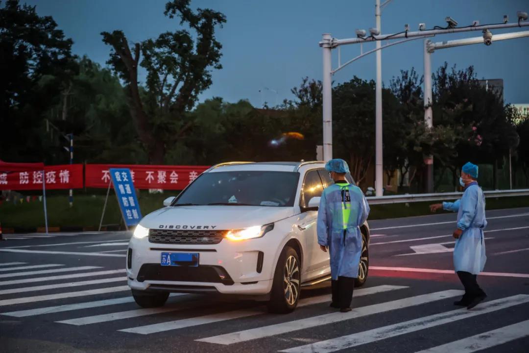 高速公路禄口出口处，防疫人员依然坚守岗位。南报融媒体记者 董家训 摄 