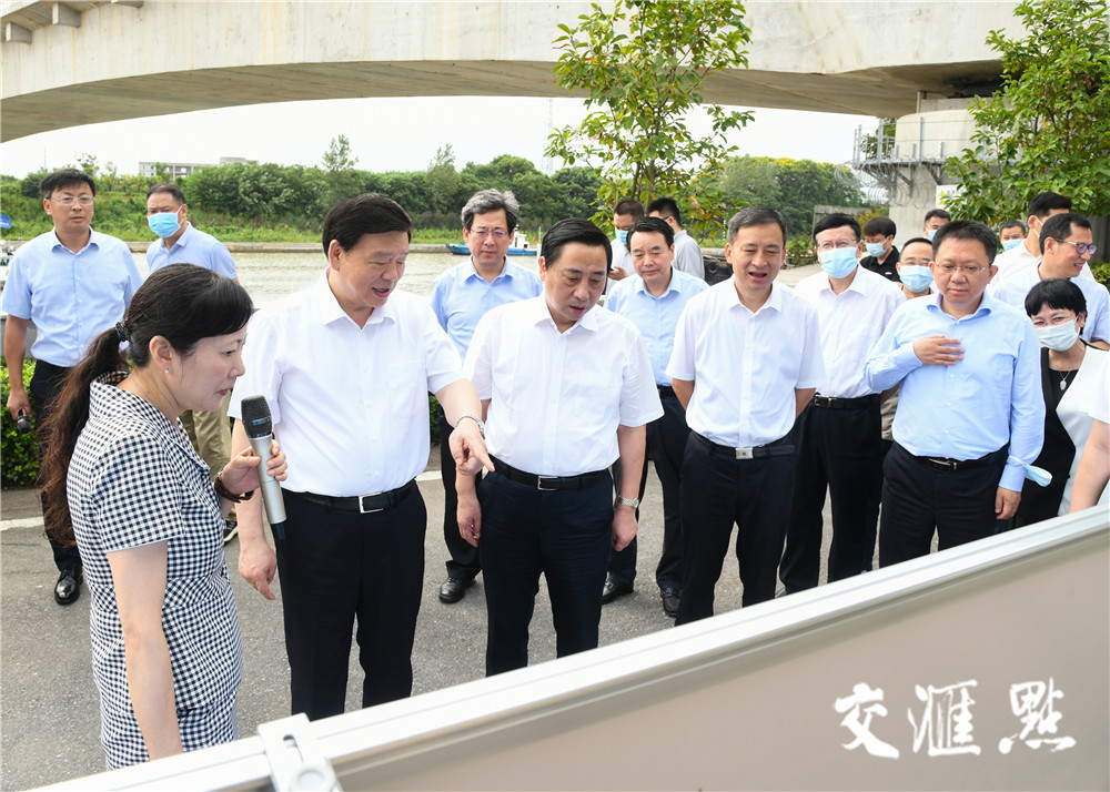 娄勤俭考察苏南运河镇江水上服务区，了解相关情况。肖勇/摄