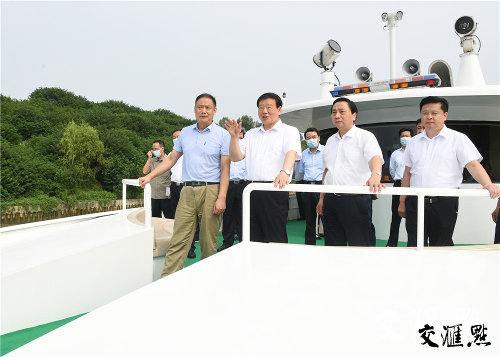 娄勤俭乘船考察京杭大运河镇江段。肖勇/摄