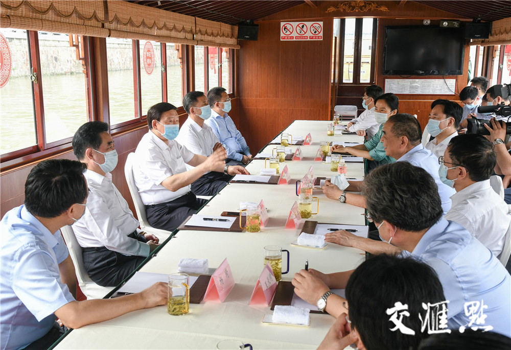 娄勤俭乘船考察京杭大运河常州段核心区，听取相关情况介绍。肖勇/摄