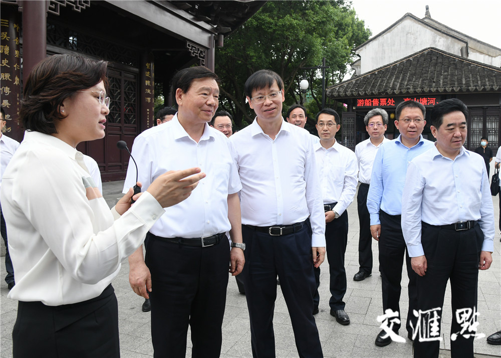 娄勤俭在京杭大运河苏州段白易码头听取苏州大运河文化带建设总体情况汇报。肖勇/摄