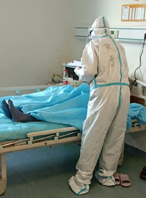 南京鼓楼医院重症医学科主治医师曹科在病房。鼓楼医院 供图