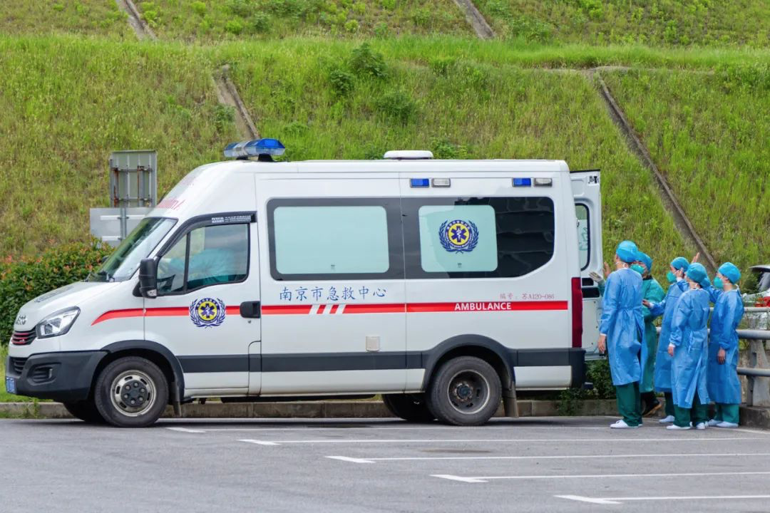 8月5日，禄口国际机场新冠肺炎疫情首批6名患者达到出院标准，从南京市第二医院汤山院区（南京市公共卫生医疗中心）正式出院。通讯员 魏琳玲 南报融媒体记者 徐琦摄