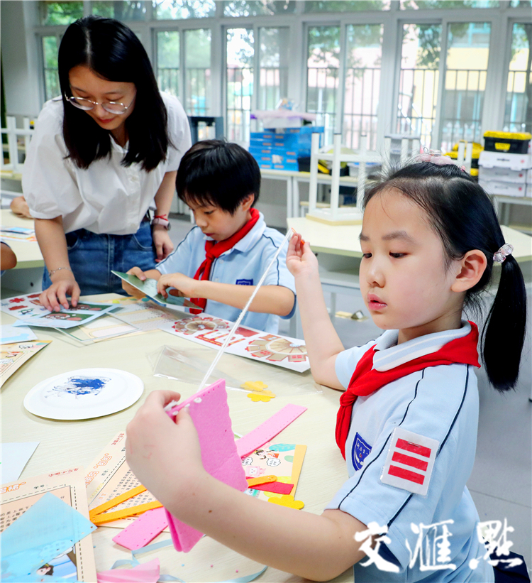 9日，苏州市新康实验小学的学生在课后开心地练习做手工。华雪根 摄