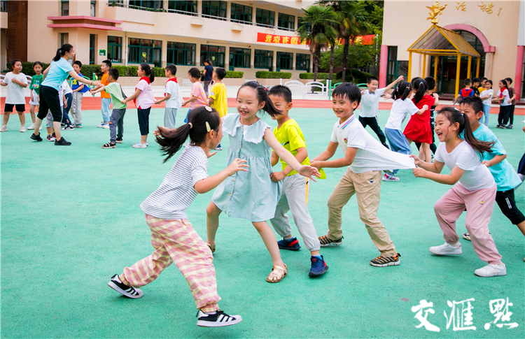 南通师范学校第二附属小学一年级学生在玩老鹰捉小鸡游戏。孔玮 摄