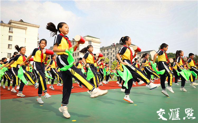 10日，海安市教师发展中心附属小学海光校区的学生在延时服务课堂上，学跳“海安花鼓”。濮端建 摄
