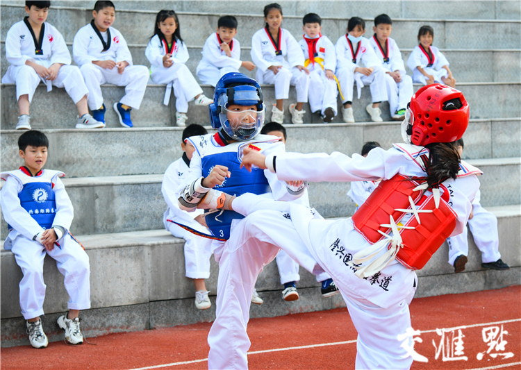9日，徐州市沛县龙城小学跆拳道社团的学生们在校园里训练。 肖勇 摄