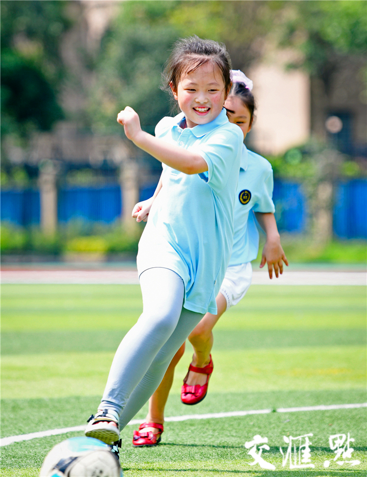 9月1日，常州天宁区华润小学组织开展“快乐运动第一课”，学生们通过运动小游戏，使身心得到充分发展。夏晨希 摄