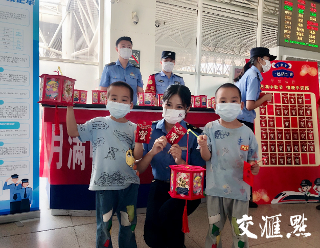 常州站工作人员向小旅客赠送中秋花灯 刘猛/摄