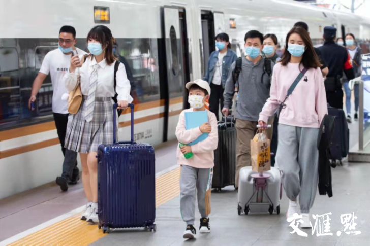 旅客在南京站有序出行 段利雷/摄