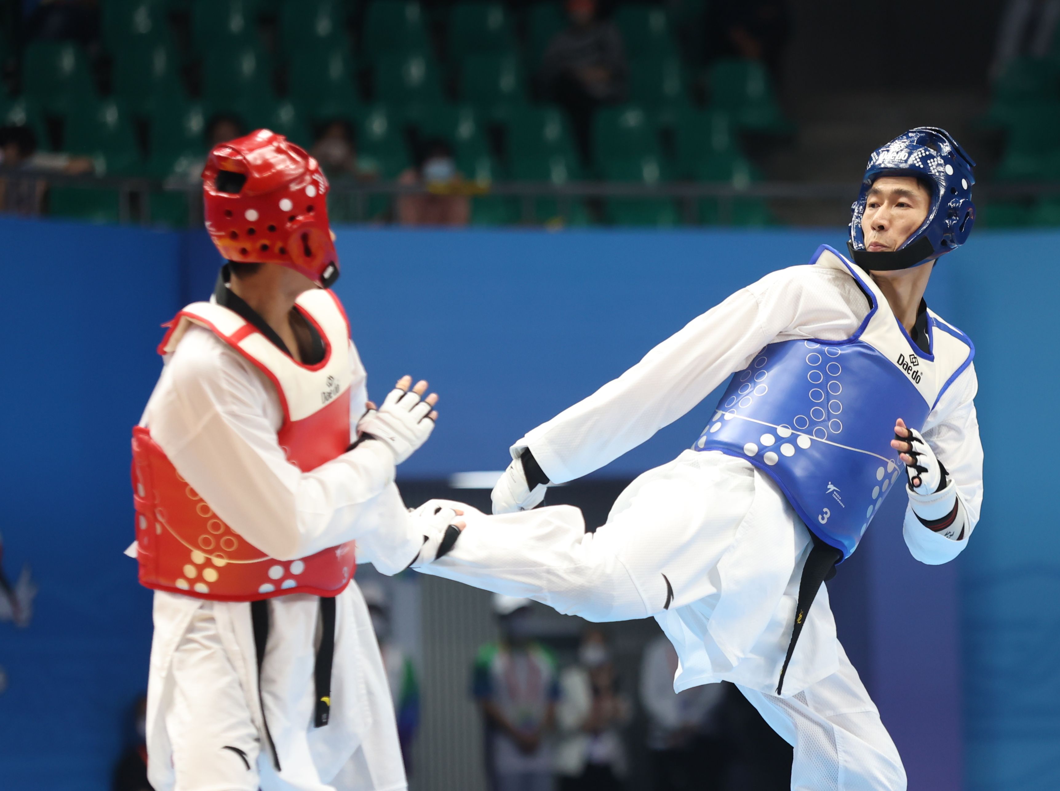 赵帅（蓝）在本届全运会比赛中 图片来源：江苏体育代表团