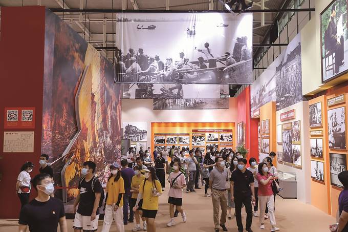 党员群众参观“百年征程 初心永恒”中国共产党在江苏历史展。 陈俨 摄（视觉江苏网供图）