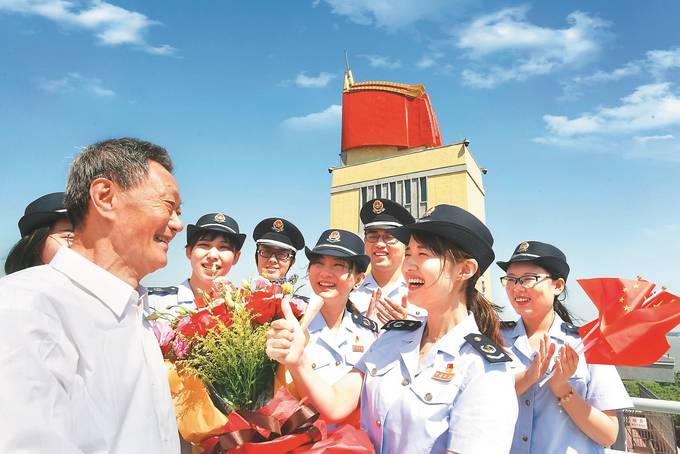 省税务系统结合“不忘初心、牢记使命”主题教育，引导广大党员学习先进典型，弘扬自强不息精神。 孙军 摄 （视觉江苏网供图）