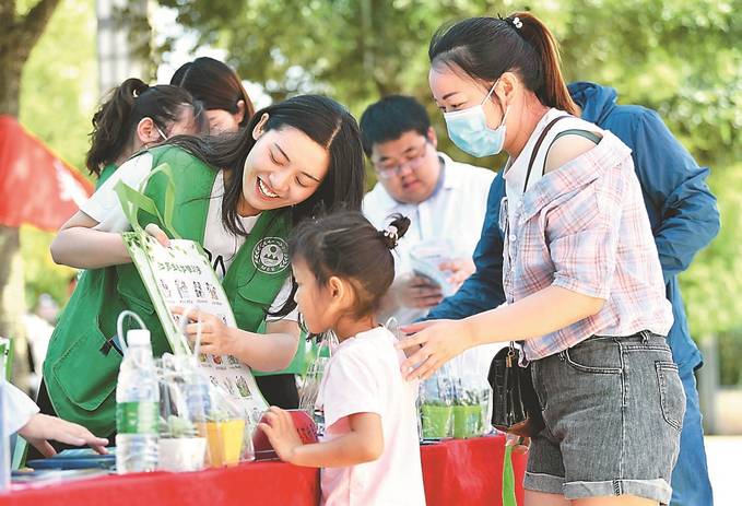环保志愿者在宿迁市宝龙城市广场向市民讲解“江苏生态文明20条”。 郑绪军 摄（视觉江苏网供图）