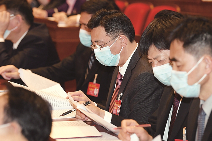 与会代表认真听取报告。 本报记者 吴胜 朱江 万程鹏 摄