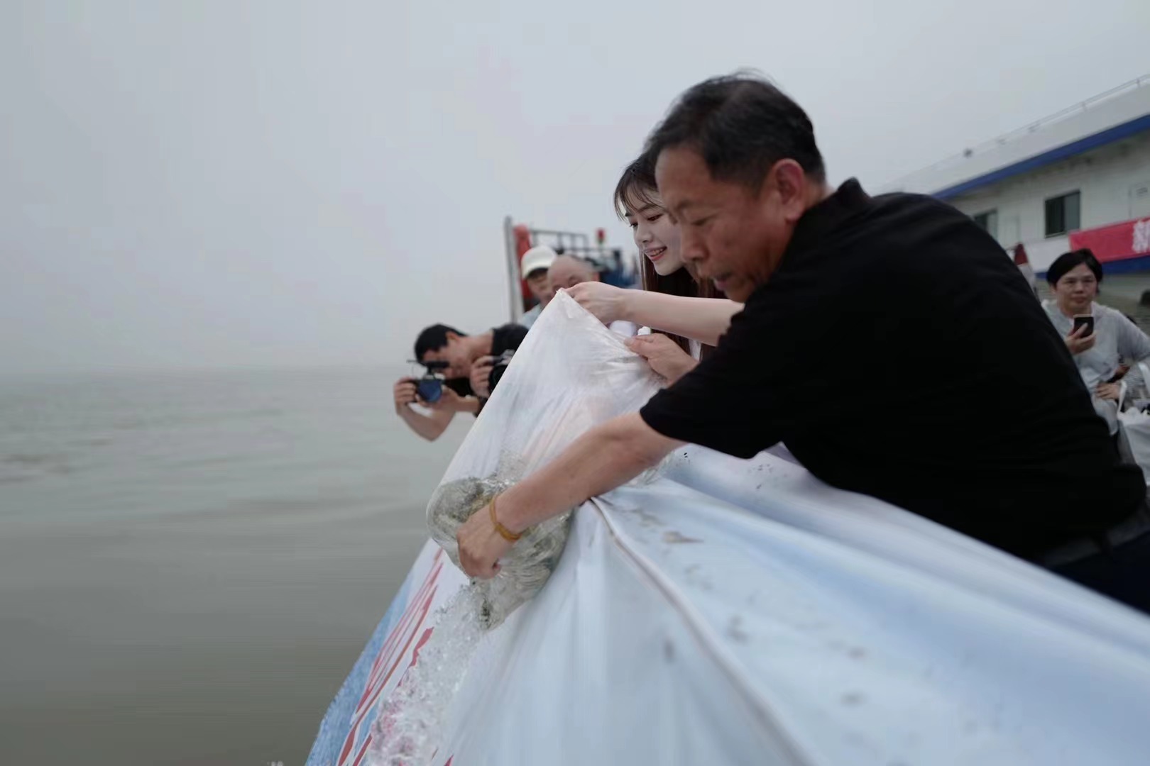郑金良和孙女郑冰清一起放流