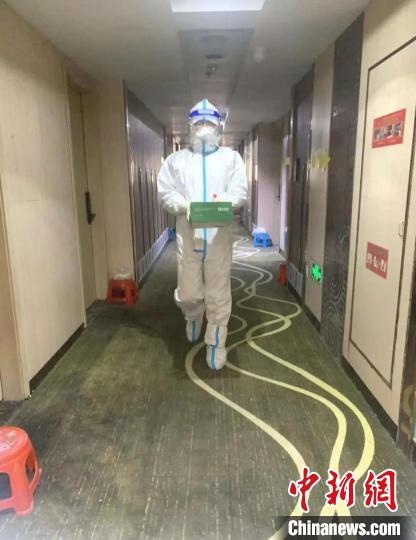 朱晓维在义乌一隔离酒店开展防疫工作。　朱航玫 摄