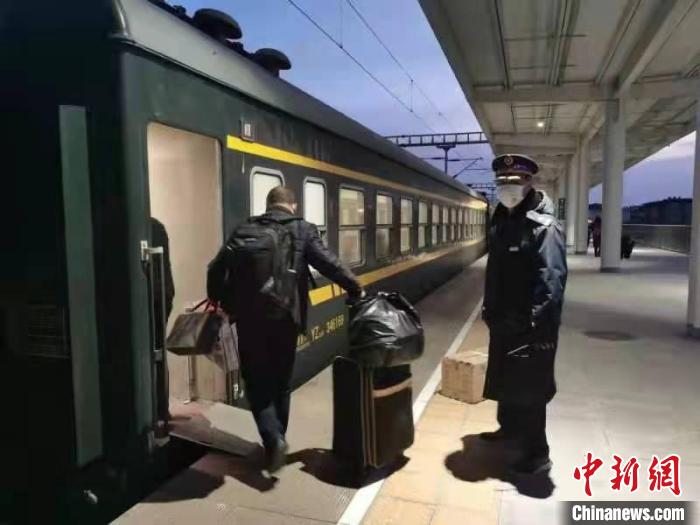 秦巴深处公益小慢车上的“暖旅途”