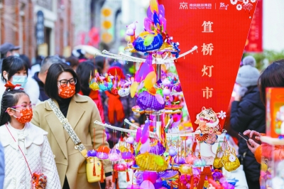 2月2日，市民在南京熙南里街区大板巷的“笪桥灯市”上看灯、选灯，欢欢喜喜过春节。 南京日报/紫金山新闻记者 段仁虎 摄