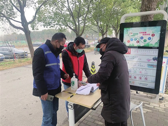 　　王惠其（中）在开展疫情防控检查。（本人供图）