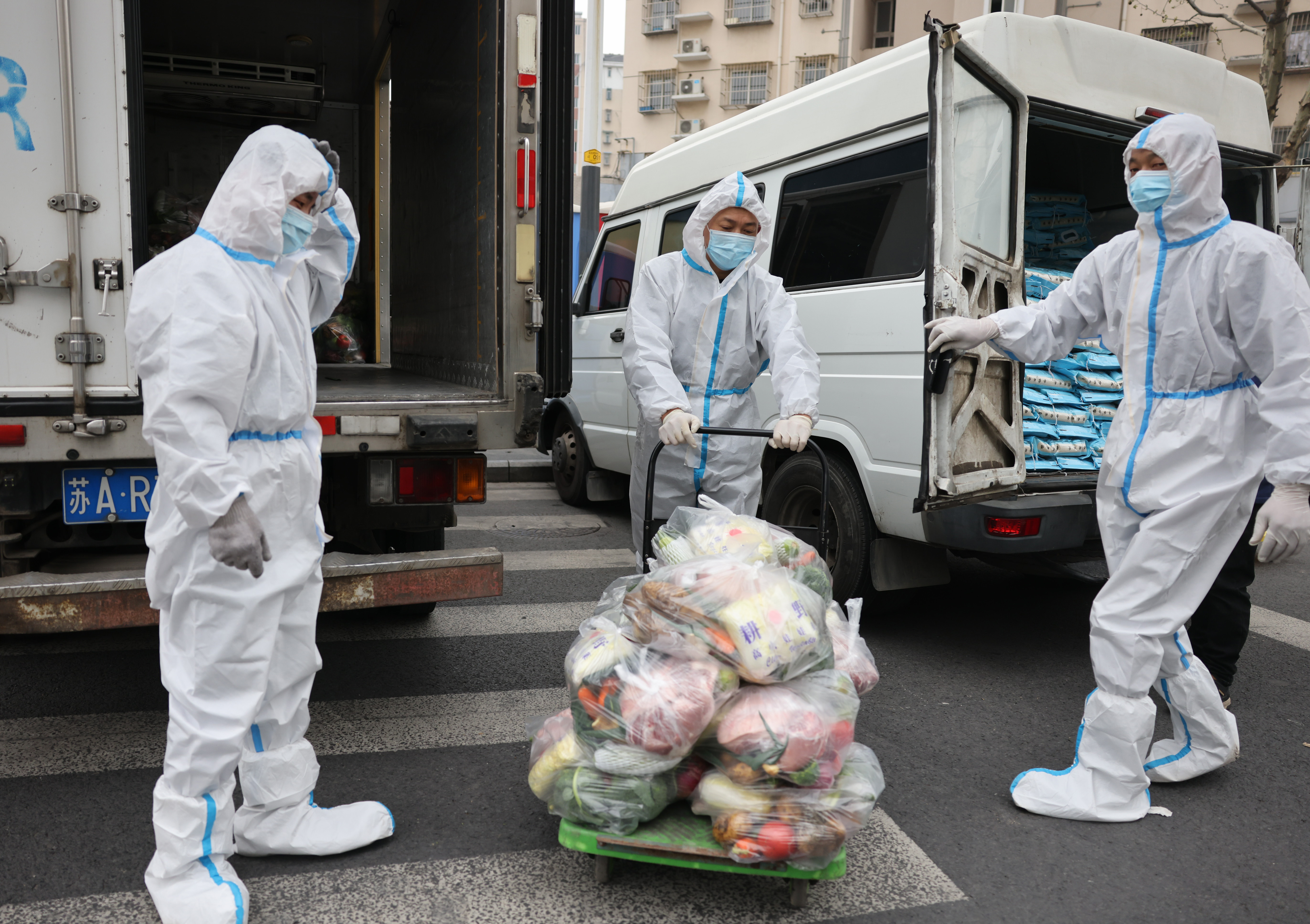 3月19日，南京市栖霞区马群街道工作人员在南湾营文康苑小区外围运送食品及生活物资，保障小区居民的日常生活需求。南京日报/紫金山新闻记者 徐琦 通讯员 李灿炜 摄