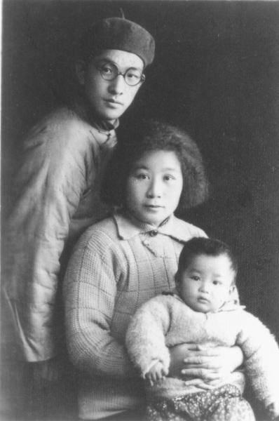 图为1931年李耘生与妻子、儿子在南京的合影。