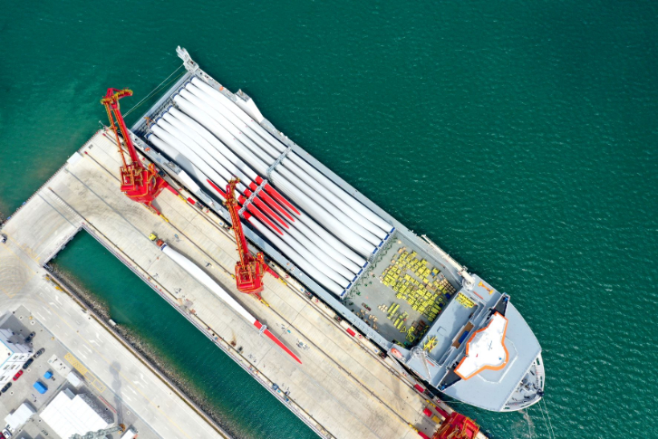 开港不足百日，通州湾江苏新出海口吕四起步港区迎来世界装载量最大的风电叶片海轮。
