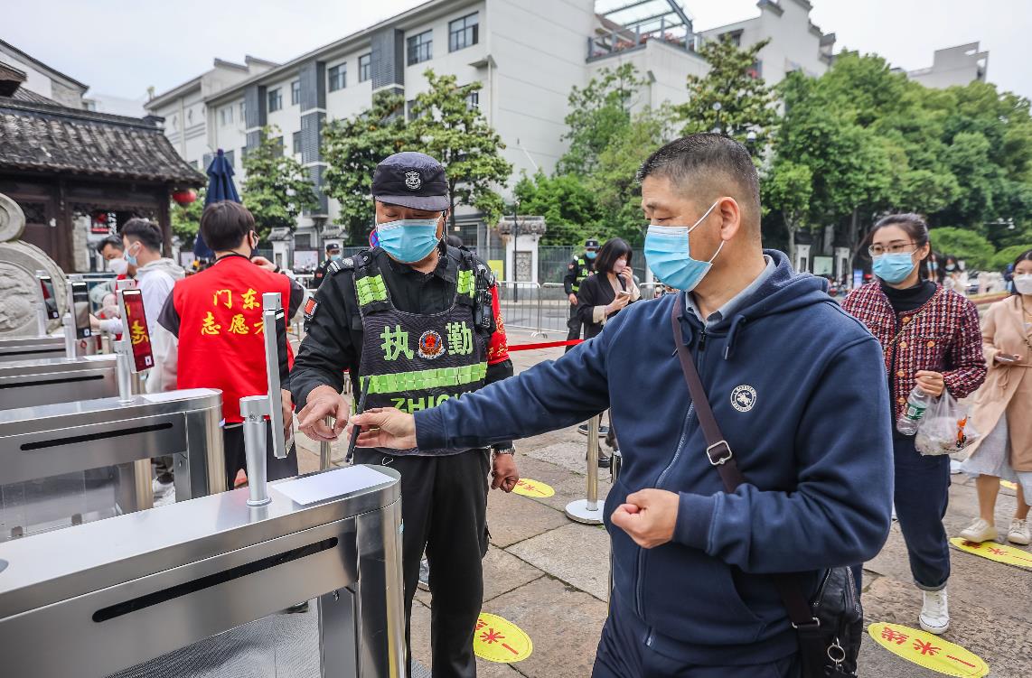 三码融合，市民进入景区更省心 。通讯员 秦萱 郁培媛 南京日报/紫金山新闻记者 董家训 摄
