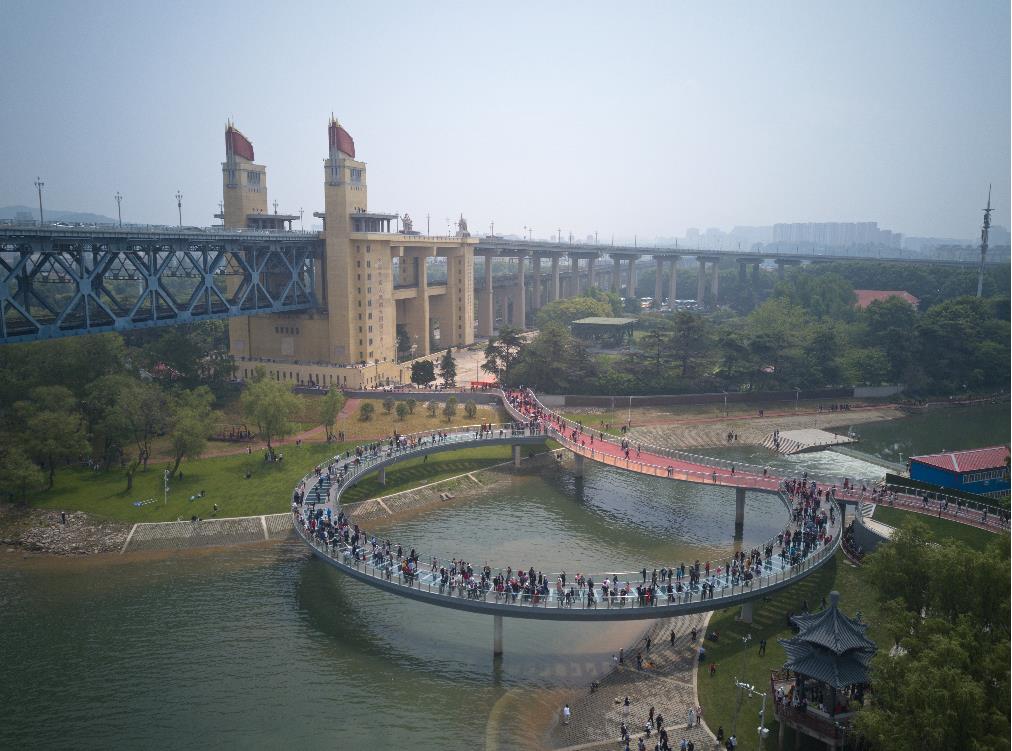 长江大桥南堡景观桥成滨江岸线打卡新地标。南京日报/紫金山新闻记者 徐琦摄