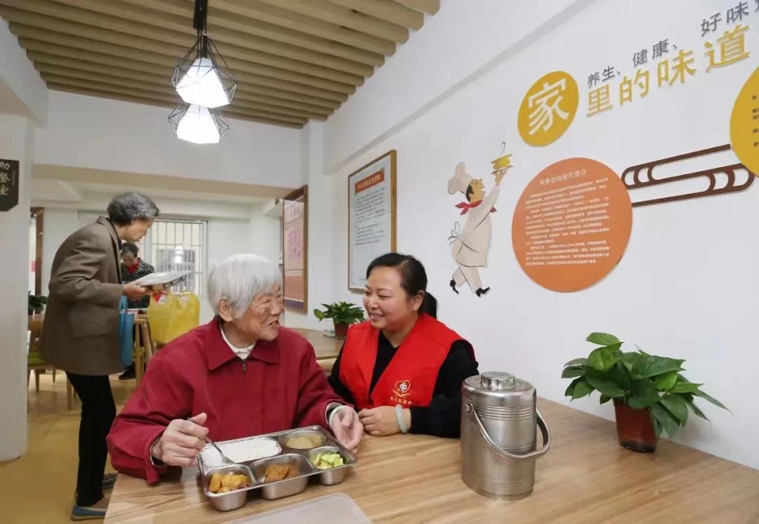老人在助餐点开心用餐。南京市民政局供图。