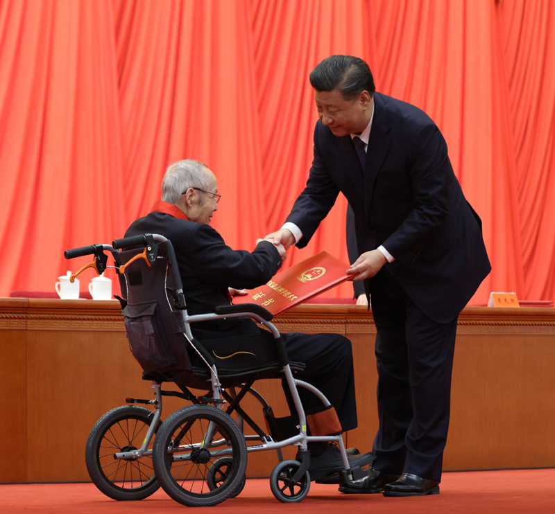 2021年11月3日，2020年度国家科学技术奖励大会上，习近平总书记向获得2020年度国家最高科学技术奖的中国航空工业集团有限公司顾诵芬院士颁奖。