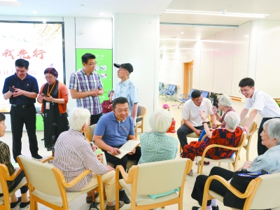 南京市民政局养老服务处只有5个人，平均年龄42岁，清一色男同志。图为5人来到建邺区社会福利院走访调研。 南京日报/紫金山新闻记者 段仁虎 摄
