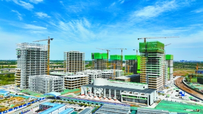 近日，由中铁建工承建的江宁高新区天印健康创新园项目雏形初现。作为南京市重大项目，天印健康创新园总建筑面积约57.1万平方米，项目建成后，将大力引进上下游产业，促进优化医疗健康产业链。 通讯员 曹斌 南京日报/紫金山新闻记者 冯芃 摄