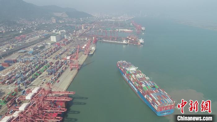 货轮停靠港口。　连云港港口控股集团有限公司供图