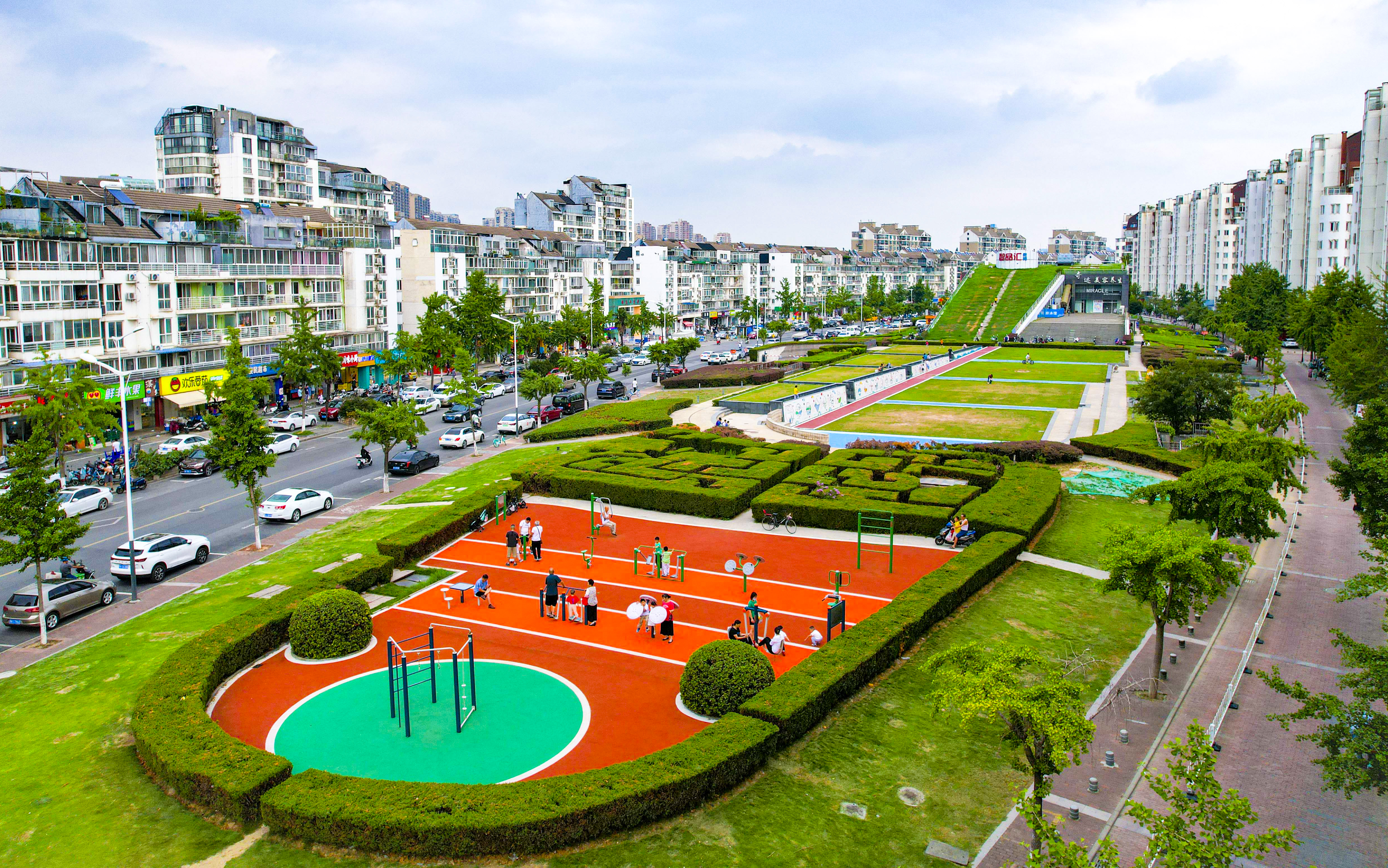 经过升级改造的江北新区泰山街道大华社区天合源广场，增添了彩色步道、二十四节气彩绘、健身器材、休闲长凳和绿地广场，成为周边居民家门口的休闲公园，吸引了众多市民在此健身休闲。南京日报/紫金山新闻记者 孙中元 摄