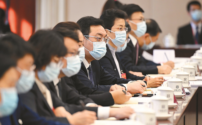 10月18日，党的二十大江苏代表团继续进行分组讨论，认真讨论党的二十大报告、十九届中央纪委工作报告和《中国共产党章程（修正案）》。新华日报·交汇点记者 吴胜 摄