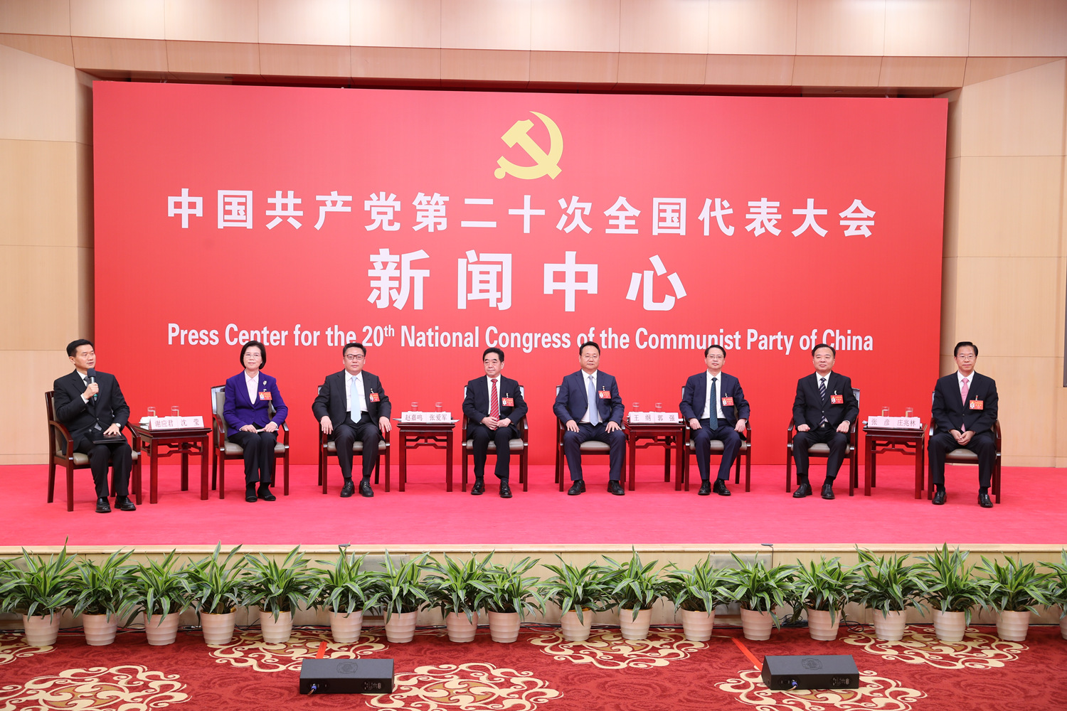 10月18日，中国共产党第二十次全国代表大会新闻中心举行集体采访。黑龙江、上海、江苏、浙江、安徽、福建、江西代表团新闻发言人出席，介绍代表团学习讨论二十大报告情况，并回答记者提问。国新网 徐想 摄