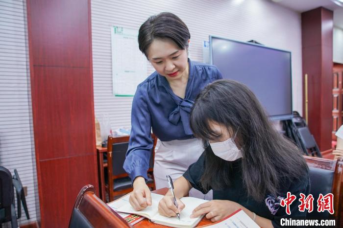 图为马来西亚华裔教师钟青芯在指导学生。　陈冠言 摄