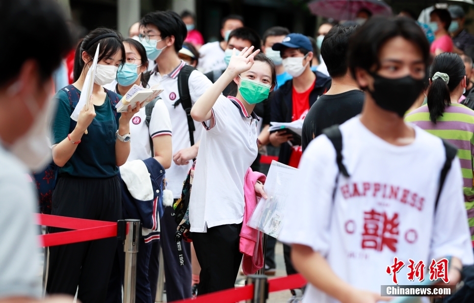 资料图：一名考生在进入考场前向家长挥手致意。<a target='_blank' href='/'/>中新社</a>记者 汤彦俊 摄