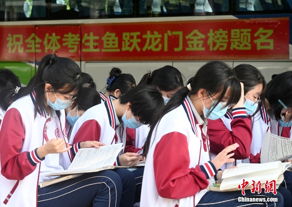资料图：考生们认真温习。 <a target='_blank' href='/'/>中新社</a>记者 翟羽佳 摄