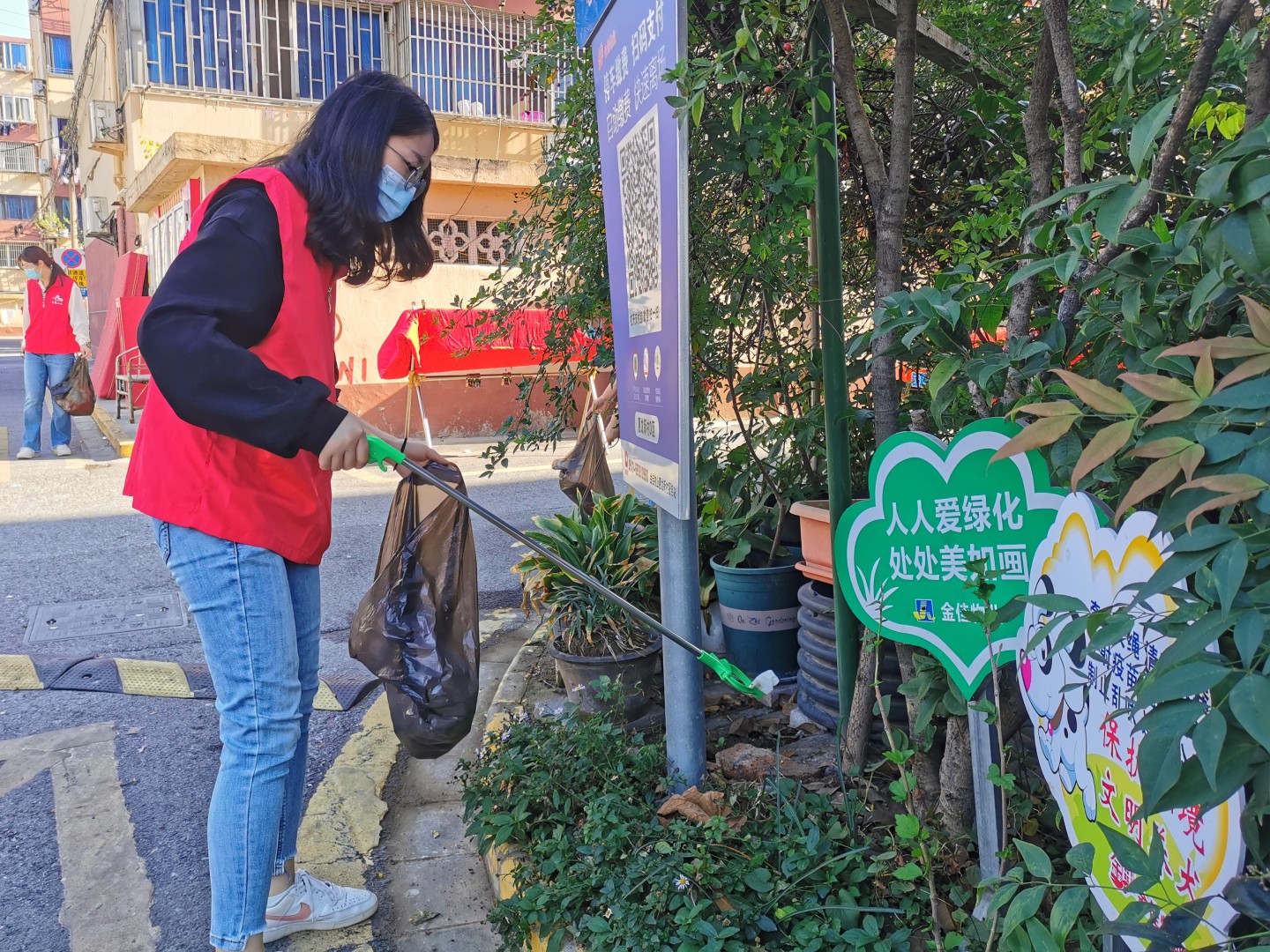 2022年11月17日，无锡市梁溪区山北街道龙西社区开展社区环境卫生清理行动，组织在职党员和志愿者来到绿化带、主干道、小广场等公共区域，清理垃圾杂物，美化社区环境。 吴莉敏 摄 视觉江苏网供图