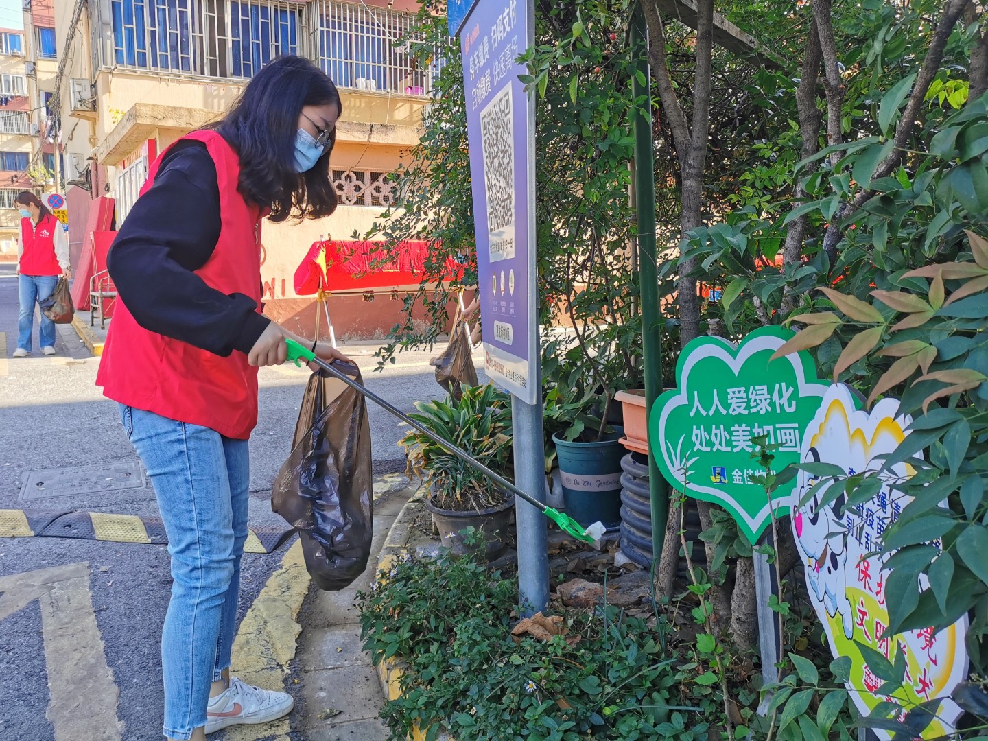 2022年11月17日，无锡市梁溪区山北街道龙西社区开展社区环境卫生清理行动，组织在职党员和志愿者来到绿化带、主干道、小广场等公共区域，清理垃圾杂物，美化社区环境。 吴莉敏 摄 视觉江苏网供图