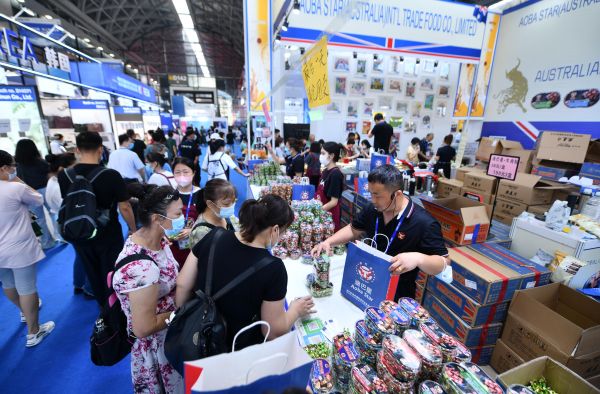 9月19日，观众在东博会展馆内选购澳大利亚牛肉粒。（新华社）