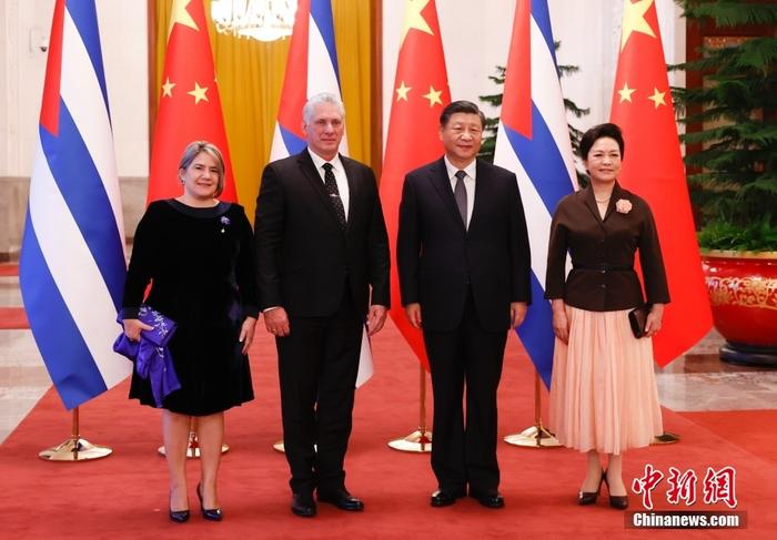 11月25日，中共中央总书记、国家主席习近平在人民大会堂同来华进行国事访问的古巴共产党中央委员会第一书记、古巴国家主席迪亚斯-卡内尔举行会谈。会谈前，习近平在人民大会堂北大厅为迪亚斯-卡内尔举行欢迎仪式。 <a target='_blank' href='/'/>中新社</a>记者 杜洋 摄