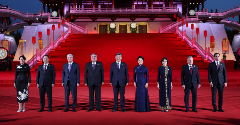 习近平和彭丽媛为出席中国－中亚峰会的中亚国家元首夫妇举行欢迎仪式和欢迎宴会并共同观看中国同中亚国家人民文化艺术年暨中国－中亚青年艺术节开幕式演出