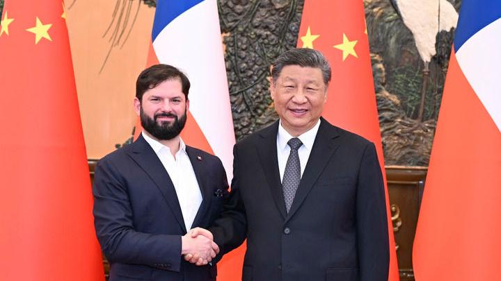 习近平会见智利总统博里奇